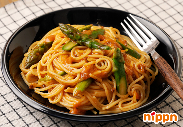 アスパラガスと濃いクリーミーボロネーゼ