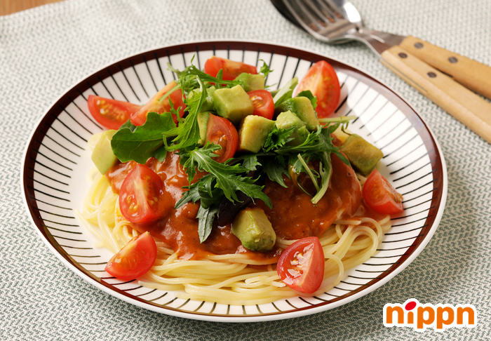 サラダトッピングの濃いクリーミーボロネーゼ